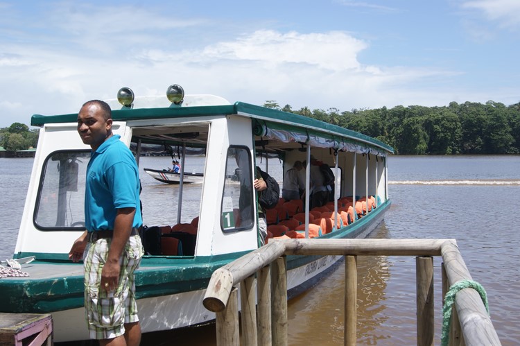 Met de boot naar de lodge in Tortuguero
