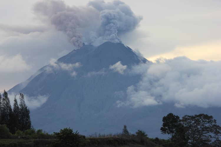 Sinabung vulkaan bij Berastagi - Sumatra - Indonesië